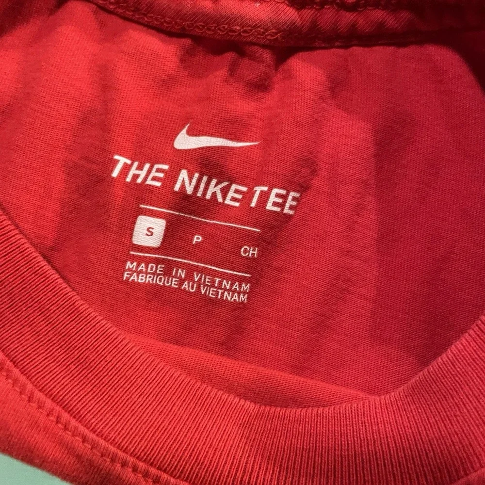 Nike Shirt‎ Tee Center Graphic Swoosh Logo Crew Neck Short Sleeve Athletic Small
